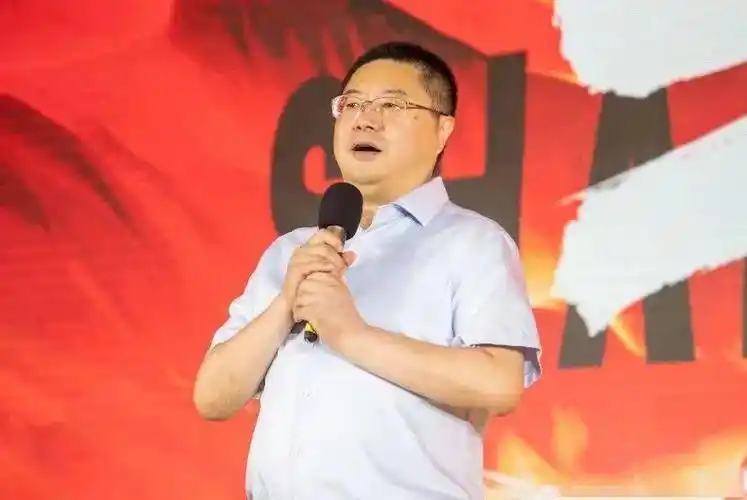 一个月前,山海集团董事长周志峰仍然参与店庆活动,并通过公司旗下媒体