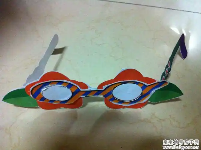 宝贝做了副纸眼镜