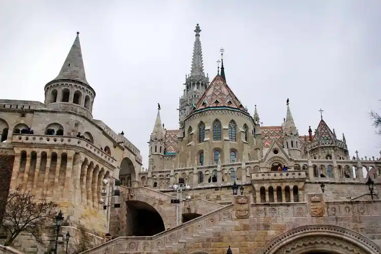 很像童话世界的城堡,总共有7座尖塔式的碉堡,象征着匈牙利早期的7个