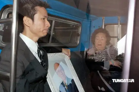 组图:播音皇帝钟伟明出殡 众资深广播人送别