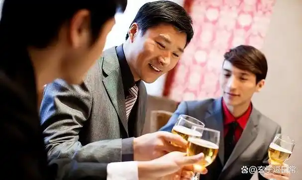 酒桌应酬,要小心有这"3种行为"的人,相处不好会惹大麻烦!
