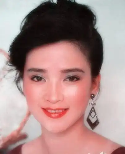 也正是因为在昆剧团的经历,帮助何晴在1983年的《少林俗家弟子》剧组