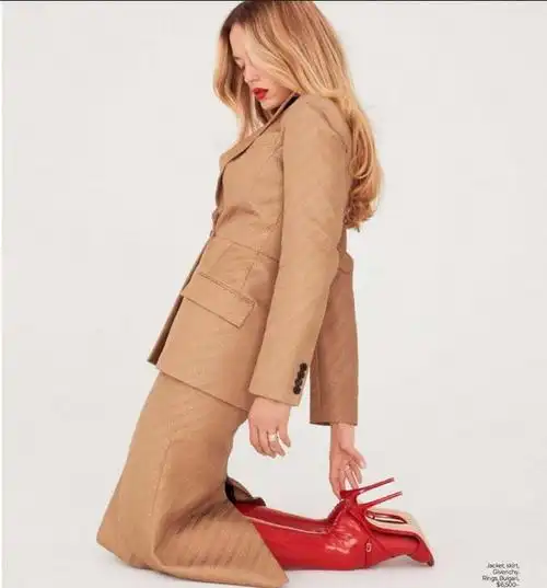 超模汉娜·弗格森满屏红色太诱惑