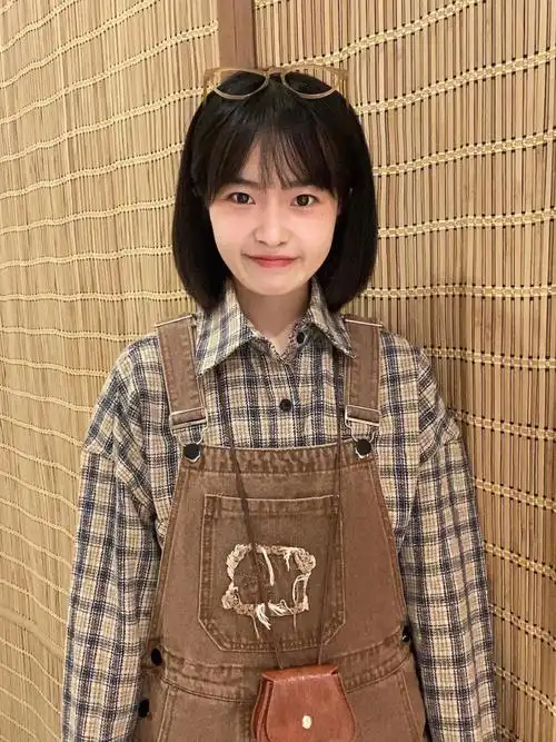 短发穿搭背带裤女孩