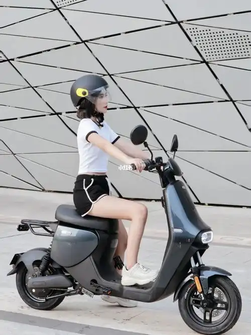 骑上我心爱的小摩托01辣妹出街猛犸电动车