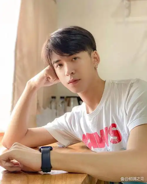 00后小鲜肉成功出圈,帅气颜值 紧实肌肉,每一帧写真都撩人!