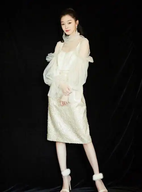 宋轶不止皮肤白到发光穿印花外套配运动裤,手一抬狂秀20厘米小腰