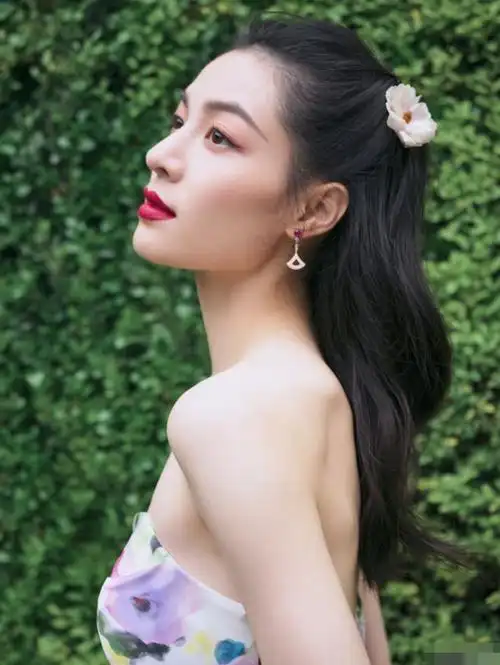 钟楚曦晒写真美照黑色吊带裙展现完美身形既知性又妩媚