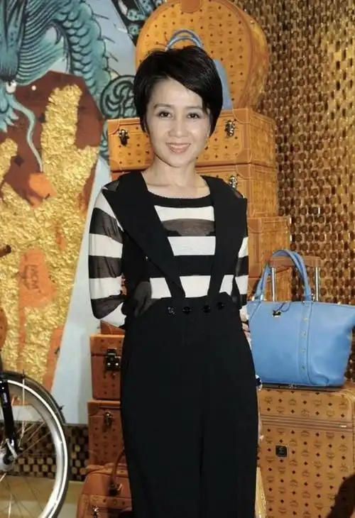 赌王四太梁安琪不像61岁的人穿抹胸娃娃裙配短发扮嫩太有水准