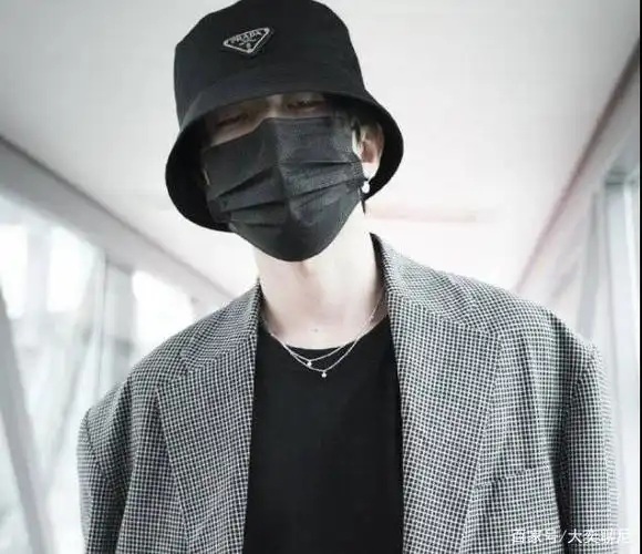 蔡徐坤戴渔夫帽和口罩现身机场,包裹严实,惺忪睡眼隐约可见.