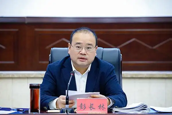 自贡大安区委书记彭长林讲话会议指出,各级各部门要狠抓政治站位提高