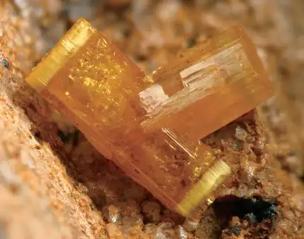 精品红色和橘黄色砷铅矿和臭葱石广东清远市坪头岭