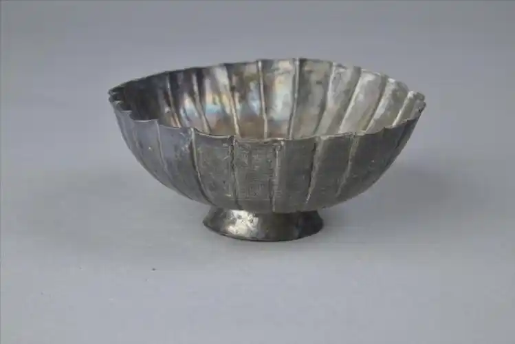 宋錾花菊花形银碗