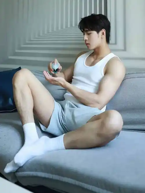 魅力四射:刘杨皓的完美身材和活力气质