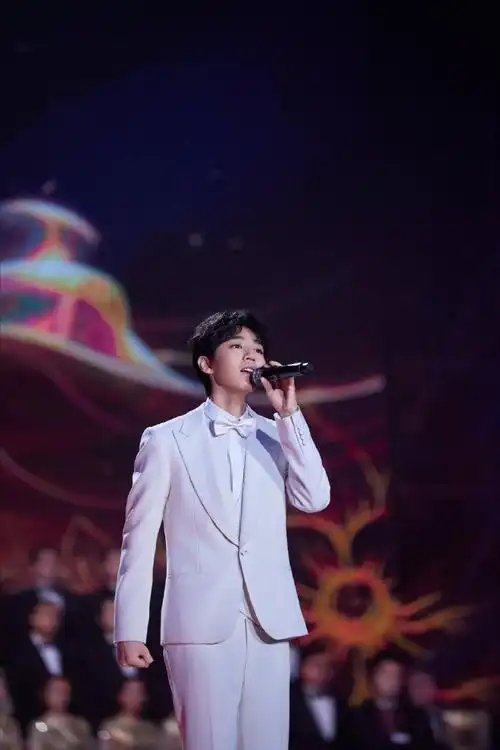 王俊凯白西服套装