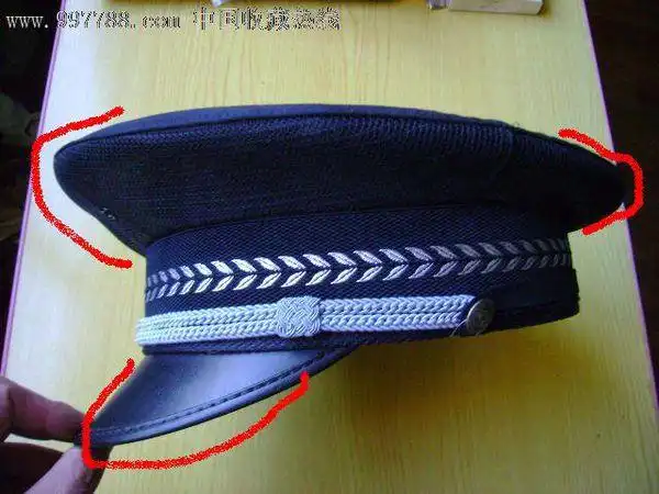 为什么警(军)帽,前后都向外凸,上面宽上一圈.
