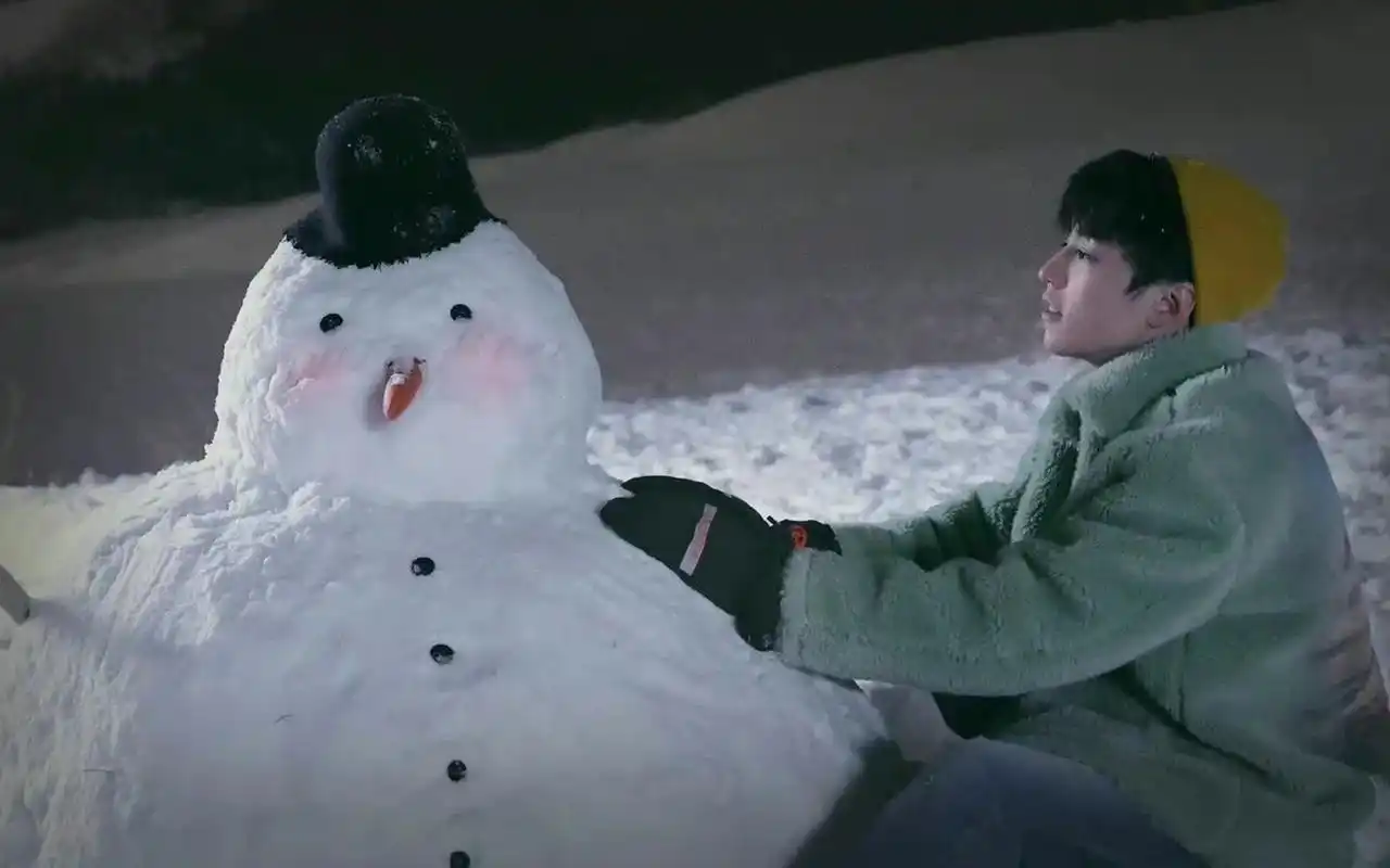 到之前狗仔拍到王俊凯堆雪人的图 弟弟真的是治愈系少年 好可 - 抖音