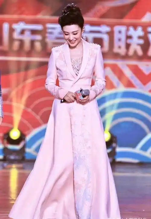曾主持过16次春晚的周涛如今51岁女人味十足穿粉色礼服太嫩了