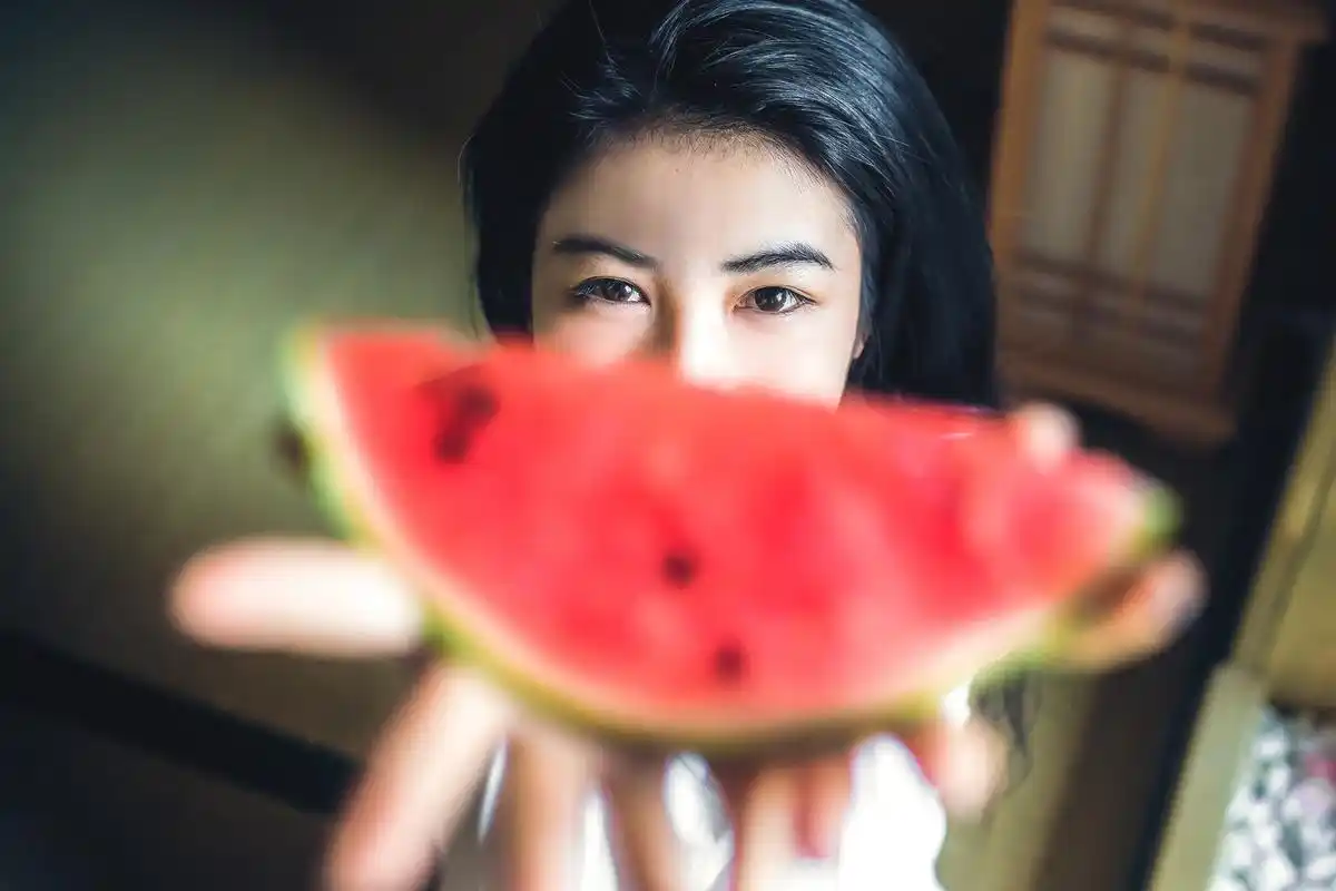 夏日美女吃西瓜高清电脑桌面壁纸