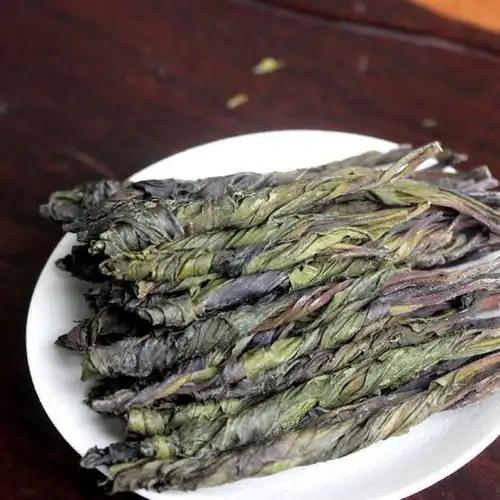 我们每日里会吃太多的油腻食物,这时候很适合来一杯苦丁茶,助你排除