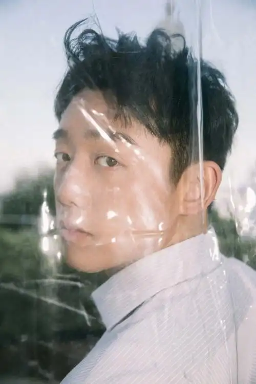 郑凯街头漫步帅气写真图片