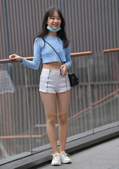 白色运动短裤怎么搭上衣(白色短裤搭配白色运动鞋) - 趣味头条