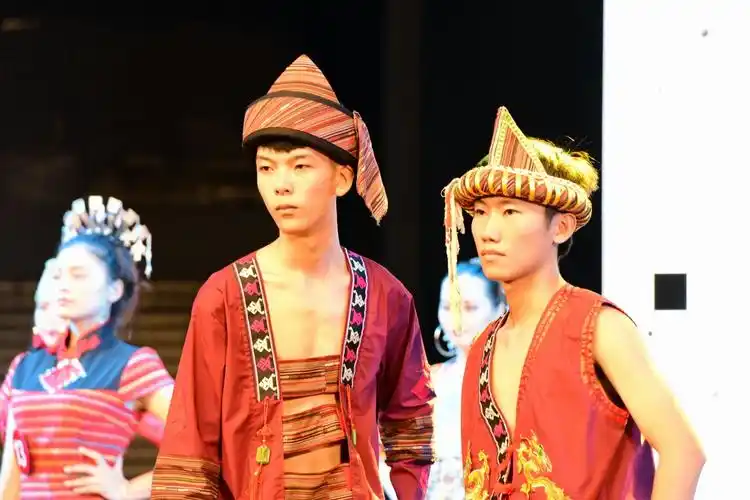 2017年黎族苗族传统服饰创意设计作品模特演示彩排实况掠影