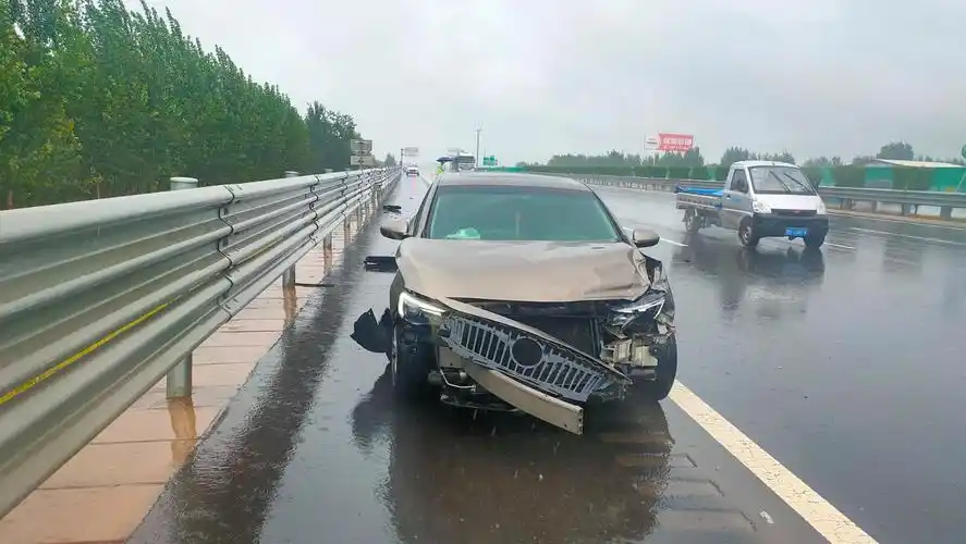 雨天地面湿滑发生事故轿车告诉公路行驶撞上护栏