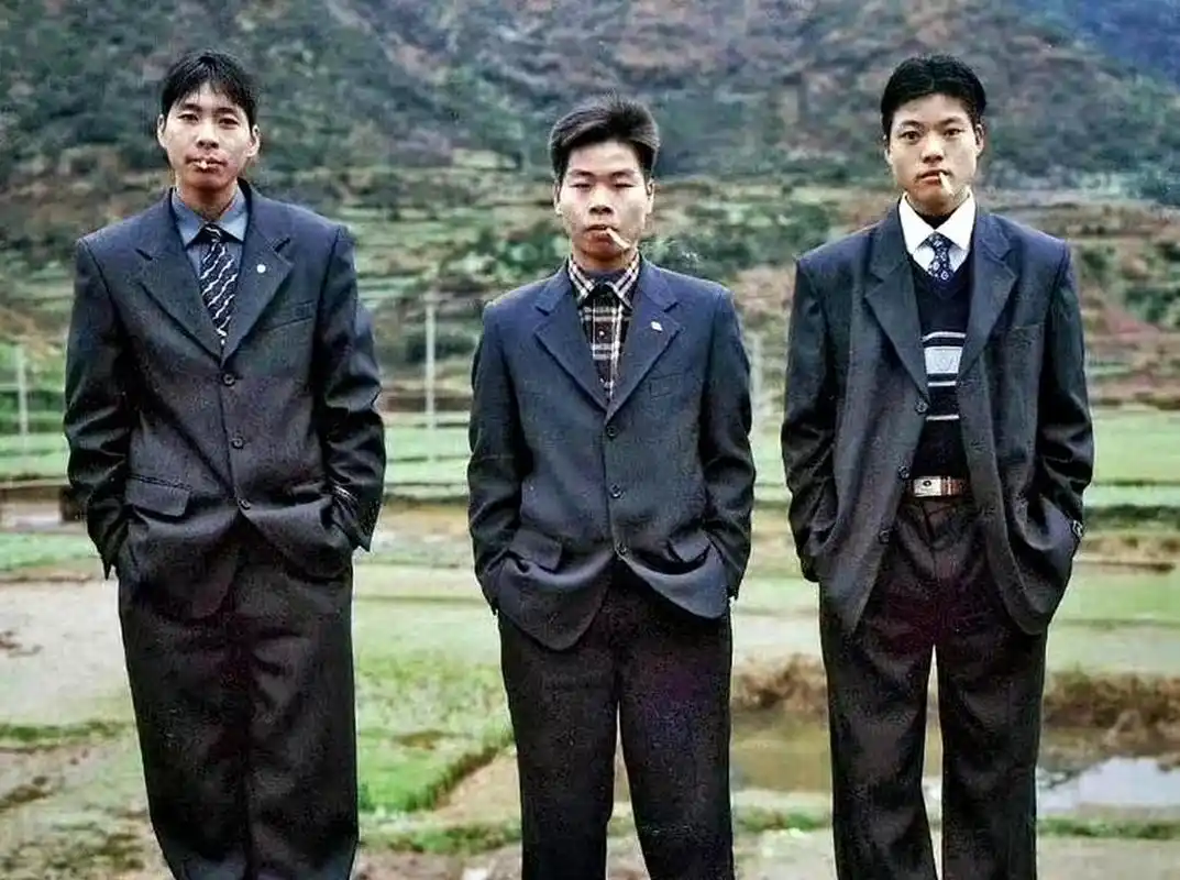 你是否还记得上世纪90年代男女时尚的穿着打扮?