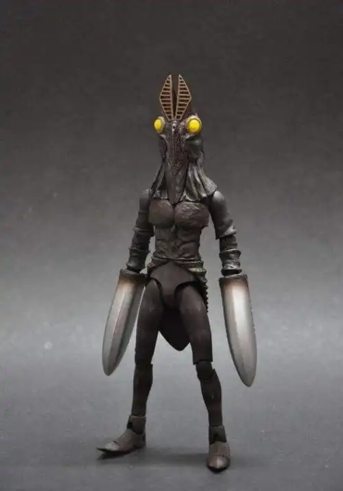 他的家族人员众多,每次都是举族入侵地球,再也没能回去.