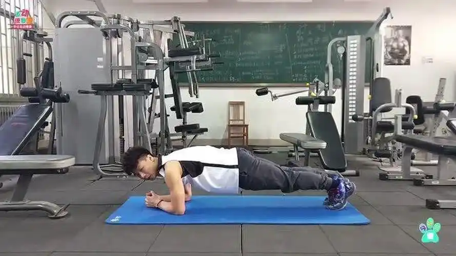 练得很多的平板支撑,强化腰腹肌可以的,做的时候注意要这几点