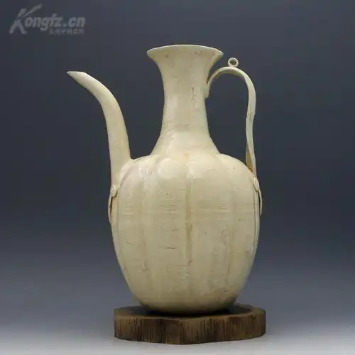 出土的宋代定窑执壶,品相完好,釉色滋润,制作精美,水平高超,代表了一