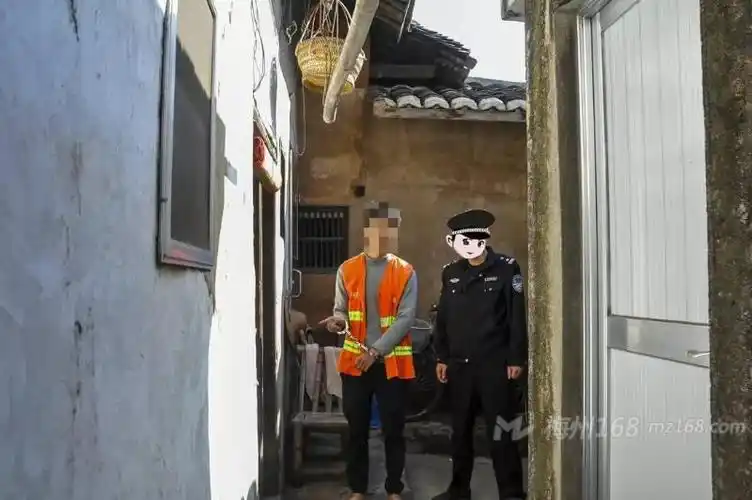 嫌疑人何某在辨认现场