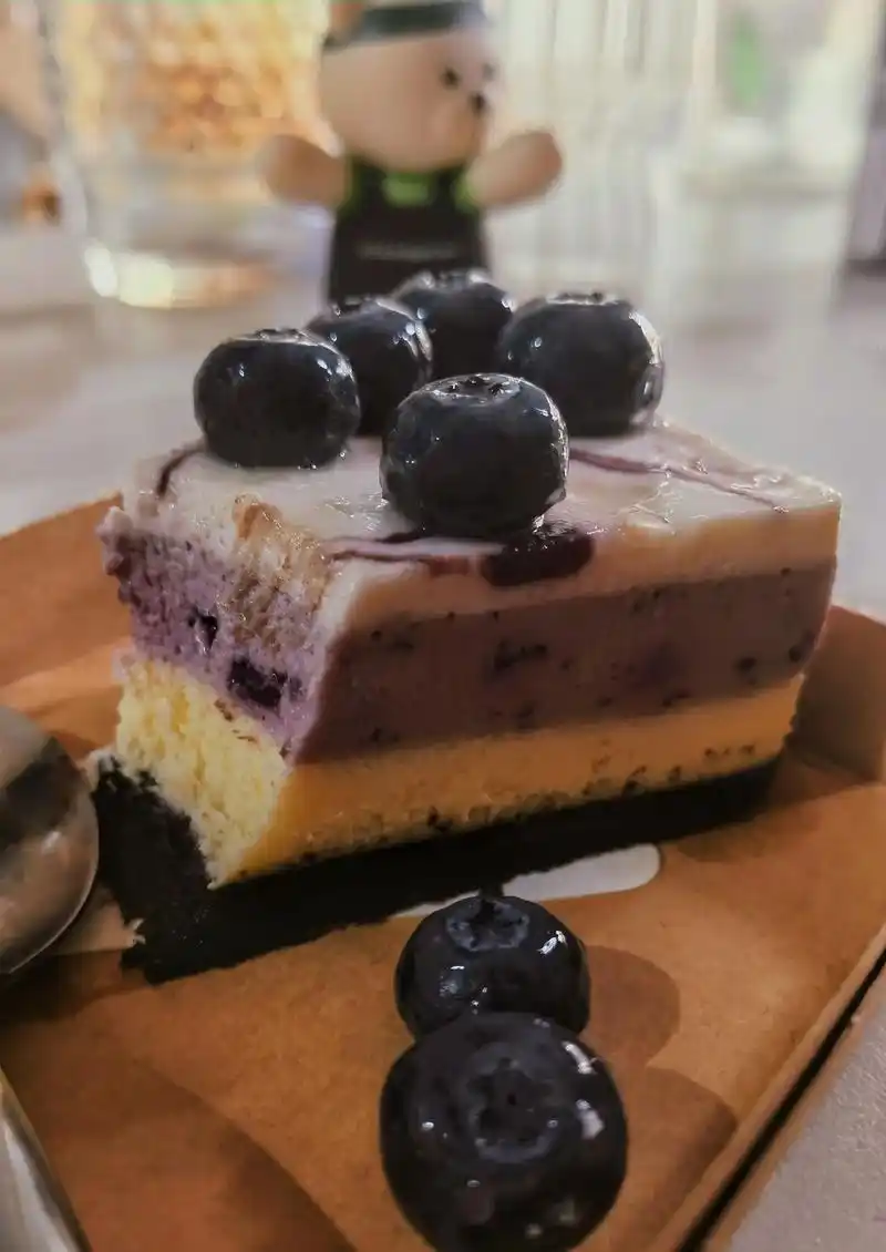 星巴克鲜蓝莓轻芝士蛋糕(江浙沪限定)最下面两层是纽约重芝士, - 抖音