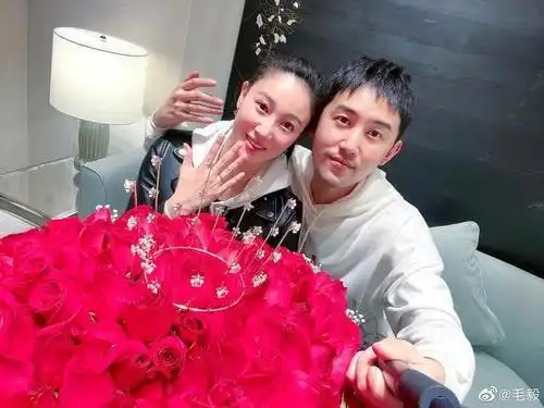 演员毛毅与侯梦莎领证结婚