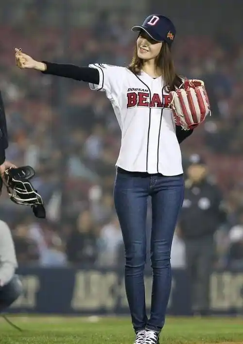 林允儿本想穿紧身裤秀美腿,不料暴露自己腿部缺点,真是尴尬_牛仔_上衣