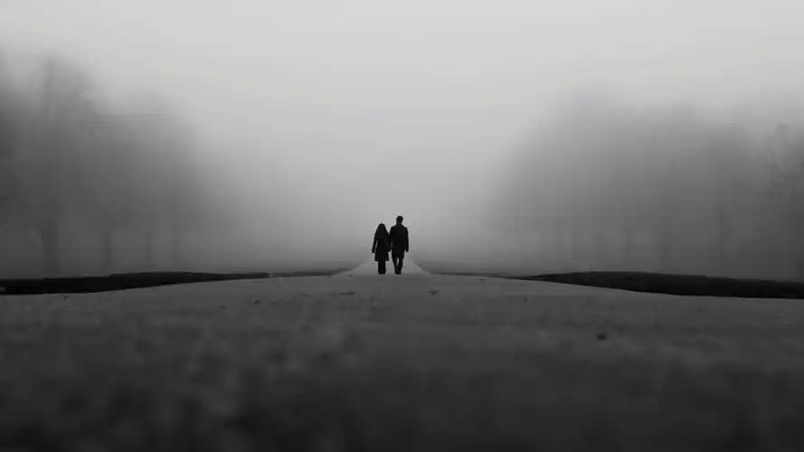 恋人,牵手,背影,远方,黑白照片,非主流桌面壁纸_非主流壁纸_墨鱼