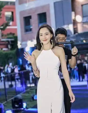 秋雅的扮演者就王智,凭借《夏洛特烦恼》的成功演绎,她获得了首届"