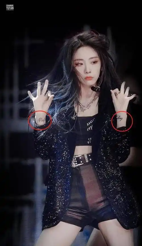 喻言穿露腰装出席活动贴胶布遮盖满背纹身年少轻狂后悔了