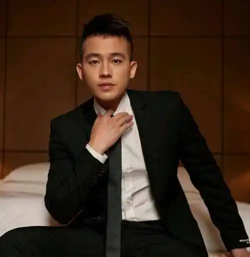 李现和欧豪各有各的优势如今他们都是电影圈受捧的新生代演员,戏路也