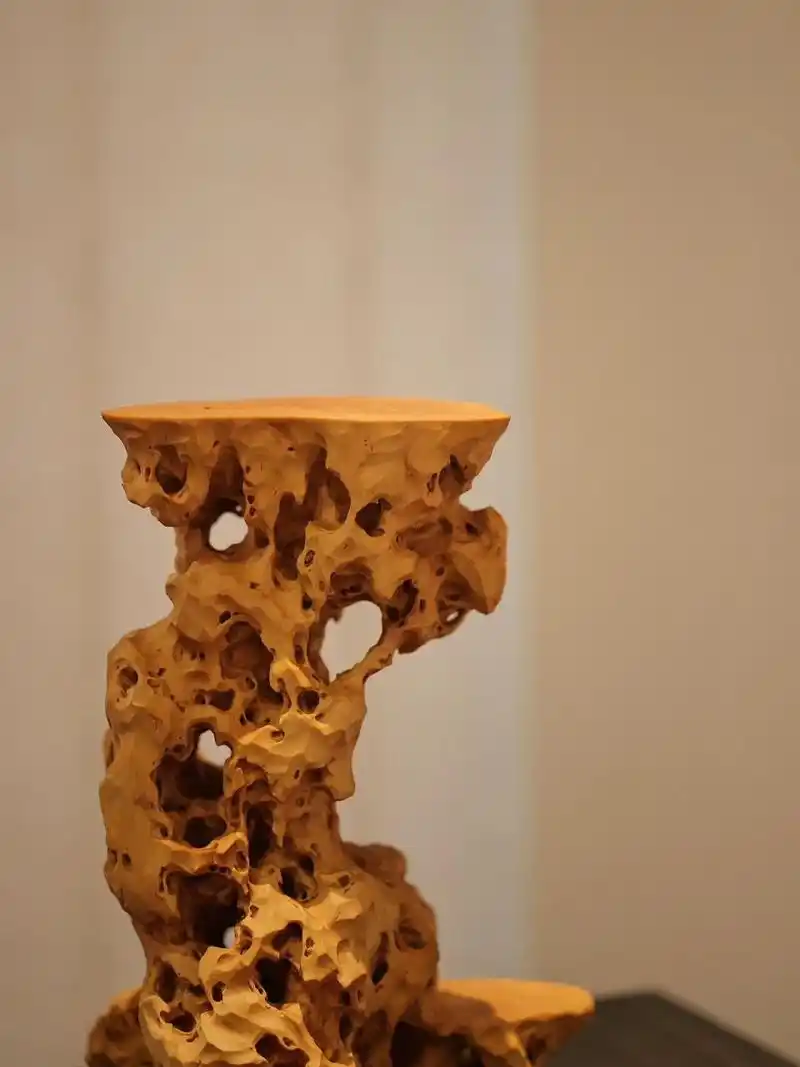 承物出尘脱俗 黄杨木"湖石"底座 整料雕刻,刀法畅快利落,奇石清逸古雅