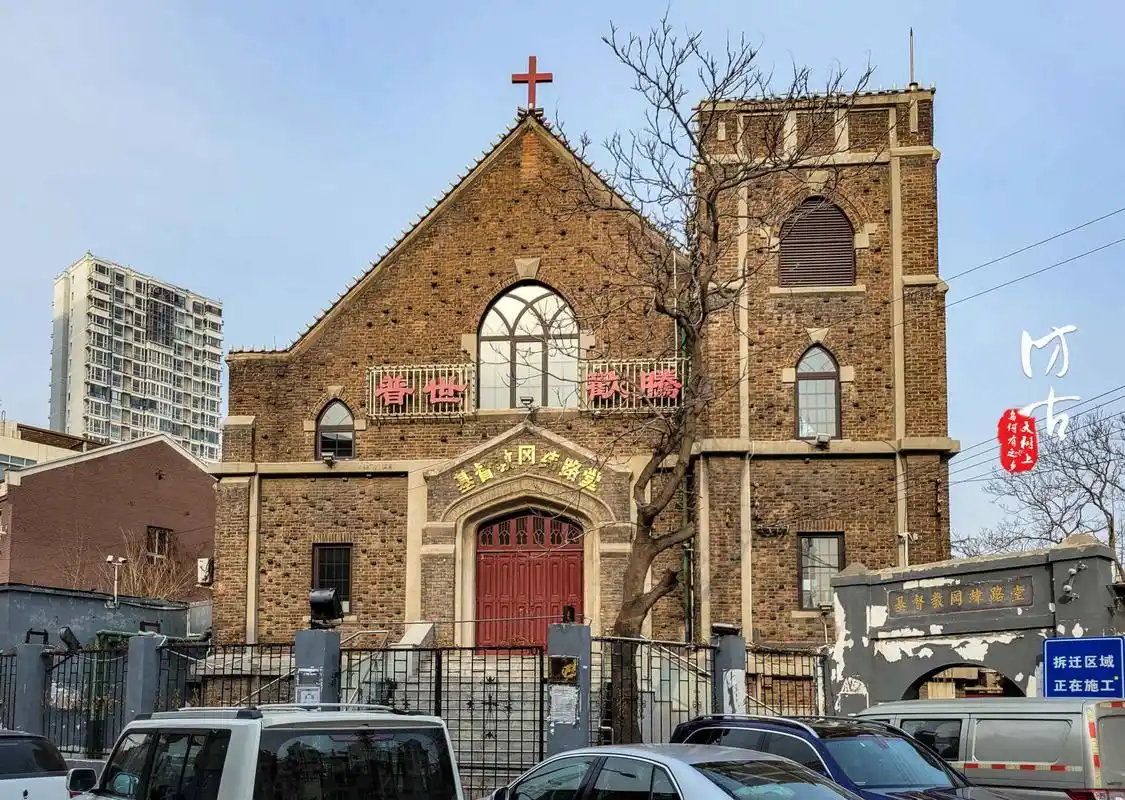 冈纬路教堂,坐落于天津市河北区冈纬路,旁边就是著名的十月影院和菜