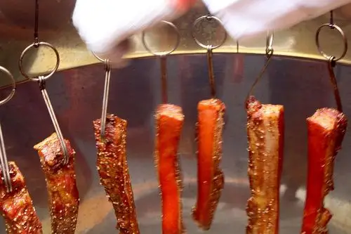 经过3个小时碳火烤出来脆皮五花猪肉外脆里嫩金黄色想吃要排队