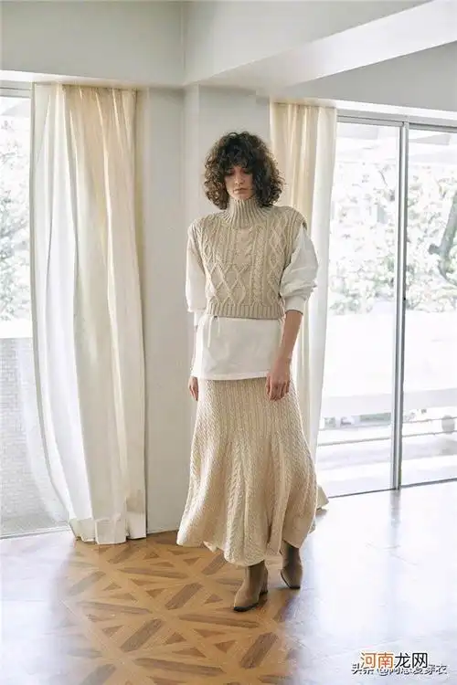 米色长裙如何搭配 米色针织连衣裙的搭配