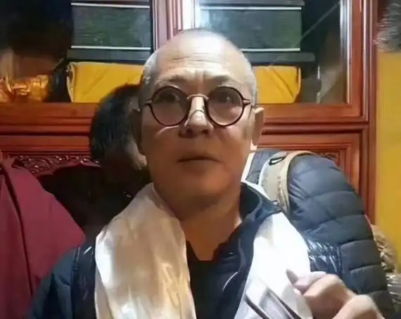 59岁李连杰近况曝光在国外养病效果显著精气神十足不再像老人