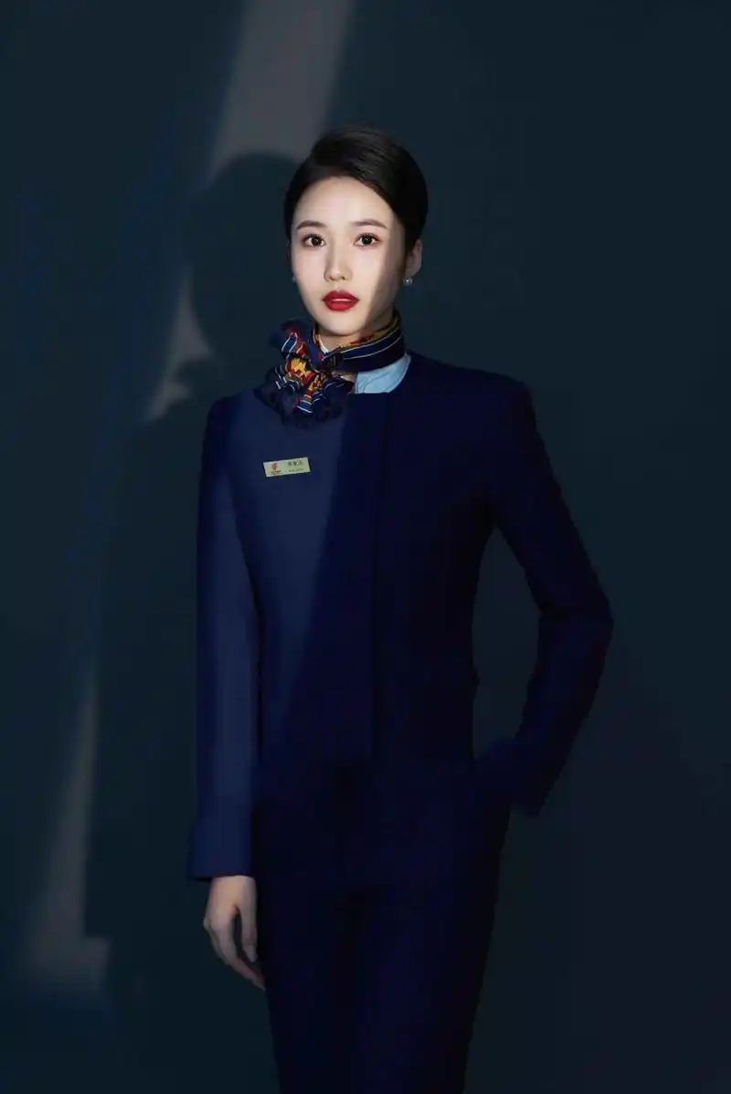 今天小编要给大家带来一个现在小伙伴们都在找的国航空姐制服,你以为