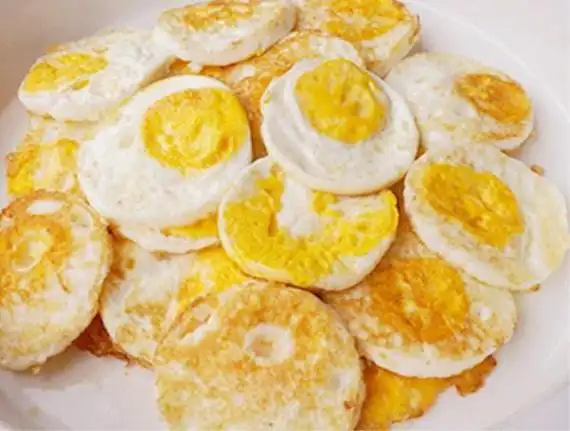 煎荷包蛋时, 万万不能直接下锅煎, 多加一步, 保证不粘锅, 不破碎