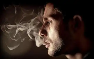 虽说抽烟伤身,但还是很多女孩会被男人吐烟圈帅到,抽烟