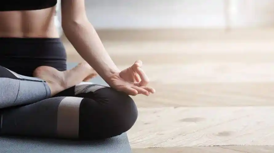 睡前这样趴10分钟,经络疏通了,皮肤也变好了_动作_背部_作用