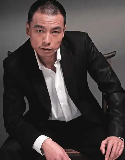 原创硬汉王挺为赚钱当演员替父还债珍惜第二段婚姻如今怎么样了